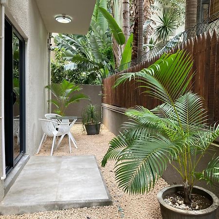 Newly Renovated Studio Apartment With Rooftop Pool, Few Steps To The Beach Flic-en-Flacq エクステリア 写真
