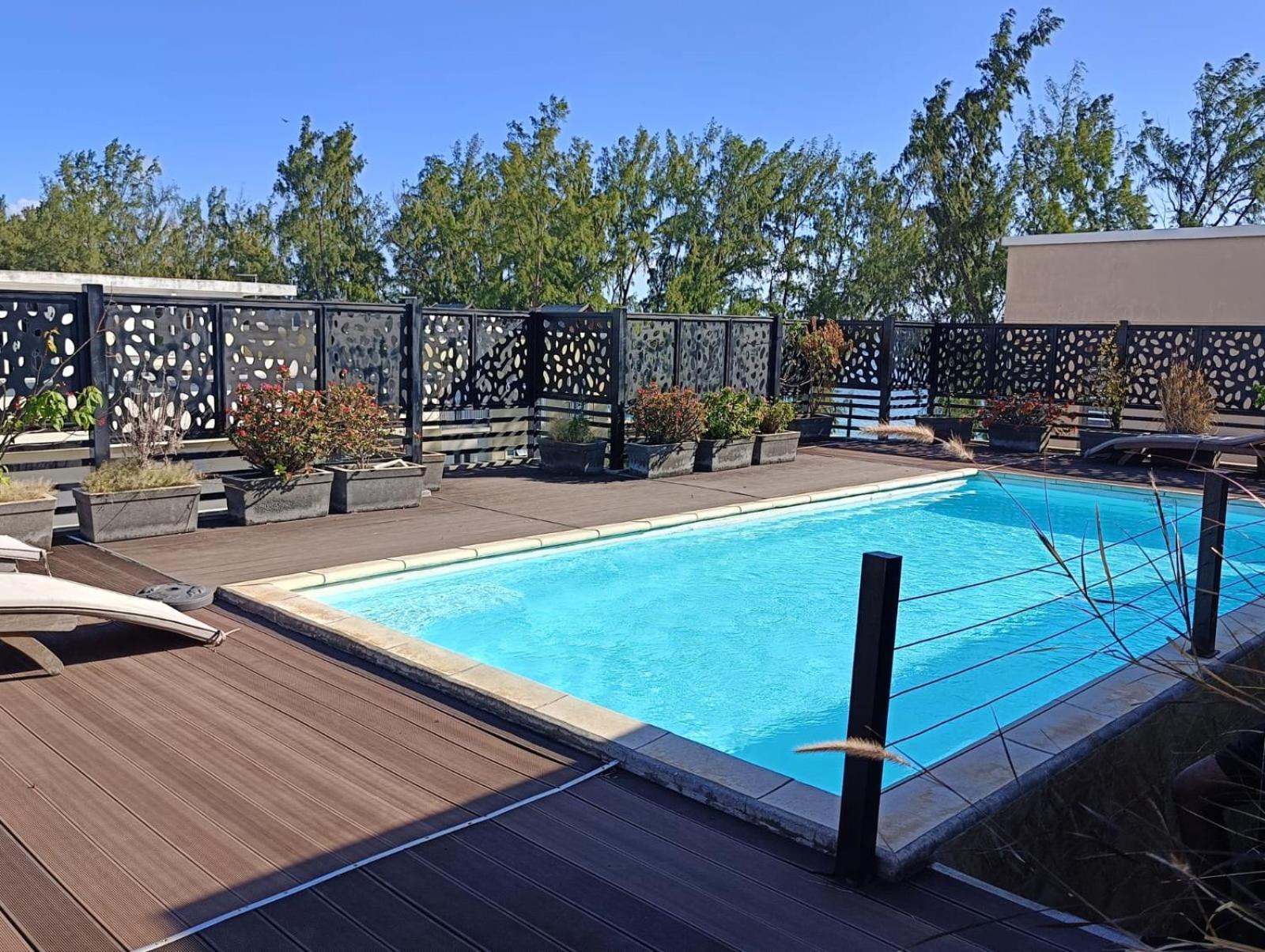 Newly Renovated Studio Apartment With Rooftop Pool, Few Steps To The Beach Flic-en-Flacq エクステリア 写真