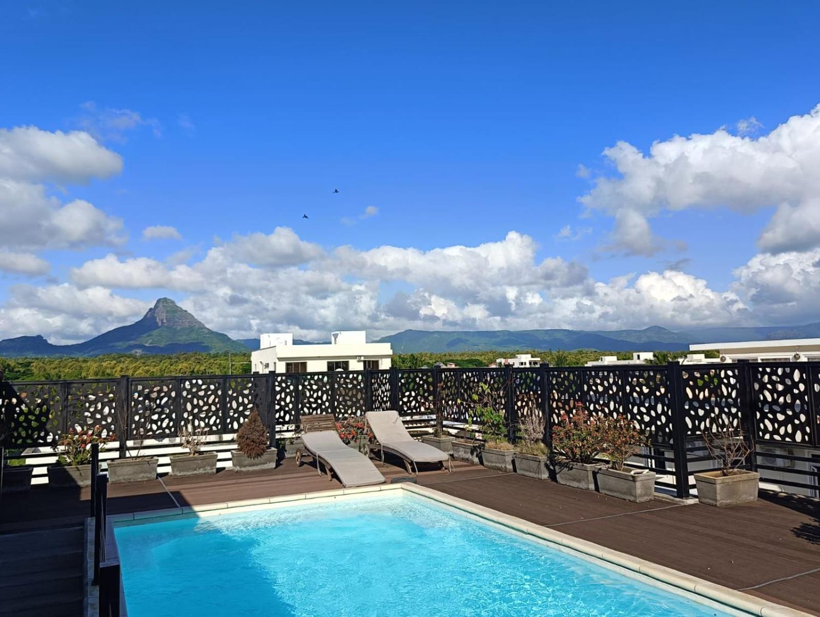 Newly Renovated Studio Apartment With Rooftop Pool, Few Steps To The Beach Flic-en-Flacq エクステリア 写真