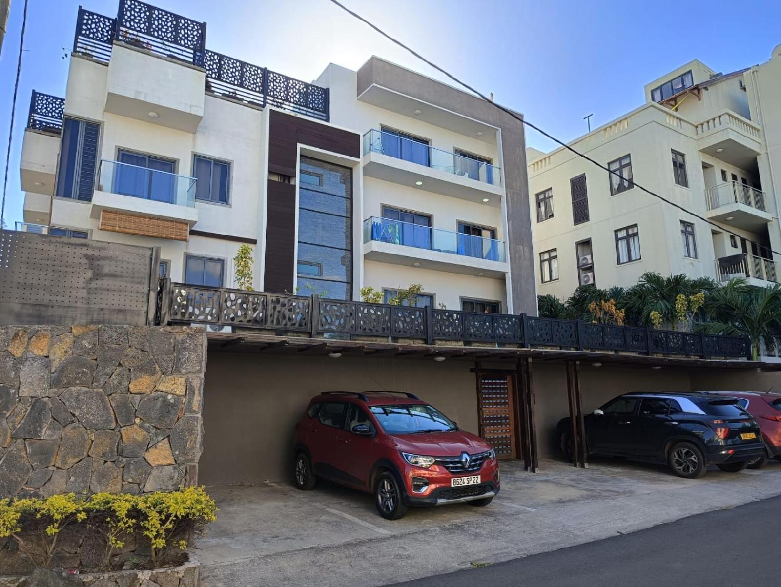 Newly Renovated Studio Apartment With Rooftop Pool, Few Steps To The Beach Flic-en-Flacq エクステリア 写真