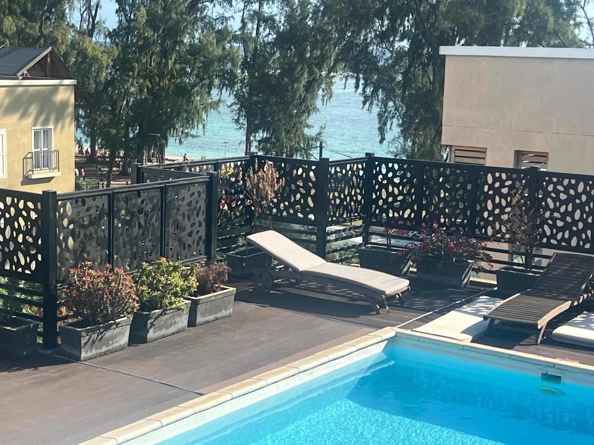 Newly Renovated Studio Apartment With Rooftop Pool, Few Steps To The Beach Flic-en-Flacq エクステリア 写真